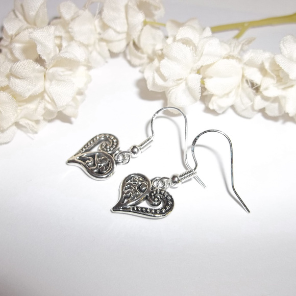 Earrings, Minimalist Earring, Silver Heart Earrings Set Pair Lightweight 4550 - Picture 5 of 8